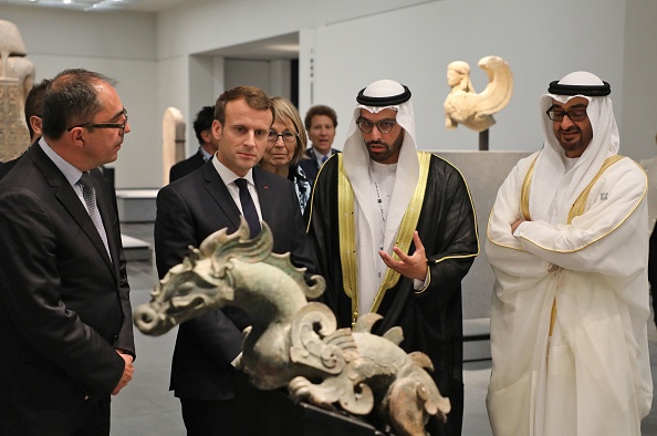 Le président français Emmanuel Macron (C-G) lors de sa visite du musée du Louvre d'Abu Dhabi le 8 novembre 2017 dans la capitale des Émirats.
(LUDOVIC MARIN / AFP / Getty Images)