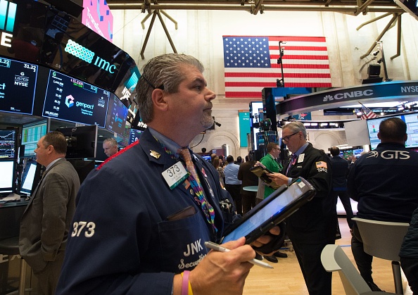 La Bourse de New York le 8 novembre 2017 à New York. Wall Street s'est rapproché d'un autre trio de records, le Dow terminant à son cinquième plus haut historique. 
(BRYAN R. SMITH / AFP / Getty Images)