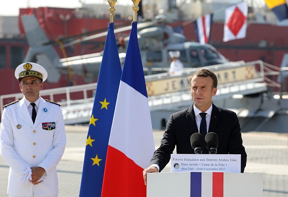 Le président Emmanuel Macron prononce un discours lors d'une visite à la base navale d'Abou Dhabi le 9 novembre 2017.
(LUDOVIC MARIN / AFP / Getty Images)