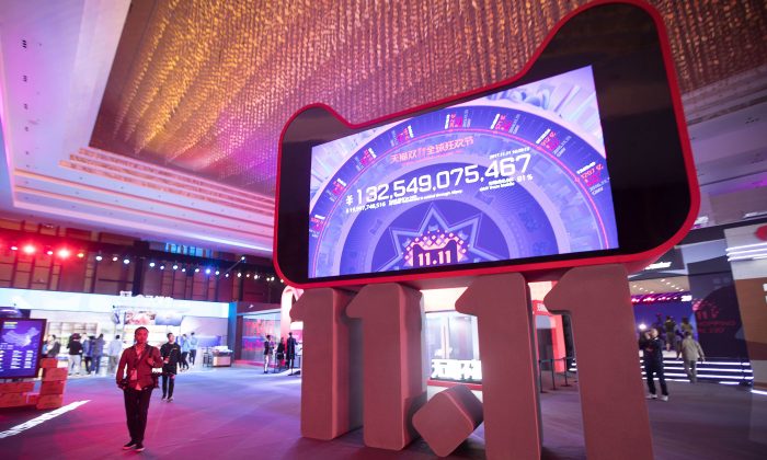 Un écran électronique à Shanghai montre le montant d'argent dépensé en Chine sur le site de vente en ligne Alibaba lors du Jour des célibataires, le 11 novembre 2017 (STR / AFP / Getty Images)