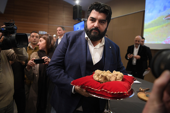 Le chef italien Antonino Cannavacciuolo présente un lot de truffes blanches acquises 75 000 euros par un acheteur de Hong Kong lors de la traditionnelle vente aux enchères d'Alba, dans le nord de l'Italie. (MARCO BERTORELLO/AFP/Getty Images)