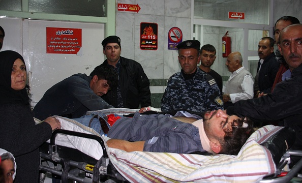 Une victime du tremblement de terre est aidée à l'hôpital Sulaimaniyah le 12 novembre 2017, à Sulaimaniyah, en Irak. Les autorités iraniennes font état d'au moins 30 morts et de responsables irakiens 6. Le US Geological Survey a déclaré que le séisme de magnitude 7,3 était centré à 30 km au sud-ouest de Halabja, en Irak, près de la frontière avec l'Iran. 
(SHWAN MOHAMMED / AFP / Getty Images)