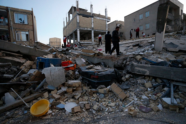  Au moins 164 personnes ont été tuées et 1 600 autres blessées lors d'un tremblement de terre de magnitude 7,3. 
(POURIA PAKIZEH / AFP / Getty Images)