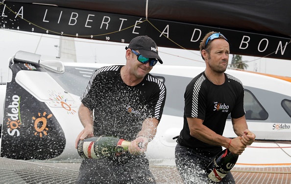 Thomas Coville (d.) et Jean-Luc Nelias (g.) à leur arrivée à Salvador, Bahia, le 13 novembre 2017. (LUCIO TAVORA/AFP/Getty Images)