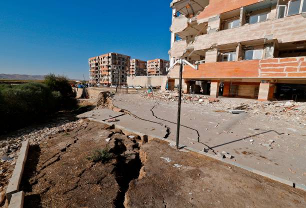 Des fissures dans le sol et des bâtiments endommagés suite à un séisme de magnitude 7,3 qui a frappé la ville de Sarpol-e Zahab dans la province iranienne de Kermanshah près de la frontière avec l'Irak et qui a fait des milliers de sans-abri. 
(ATTA KENARE / AFP / Getty Images)
