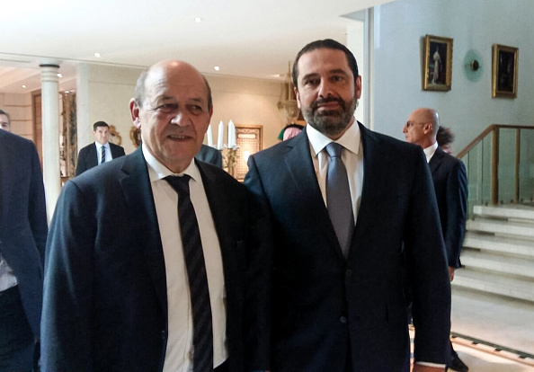 Le ministre des Affaires étrangères Jean-Yves Le Drian et Saad Hariri le Premier ministre libanais démissionnaire.
Le séjour prolongé de M. Hariri en Arabie Saoudite et le fait qu'il ne soit pas revenu au Liban pour remettre par écrit sa démission au président de la République comme le veut la tradition a fait l'objet d'intenses spéculations. Le président Michel Aoun l'avait qualifié "d'otage" de l'Arabie saoudite.Certains observateurs pensent qu'il s'agit de "fake news" visant à déstabiliser la région.
(VALERIE LEROUX/AFP/Getty Images)