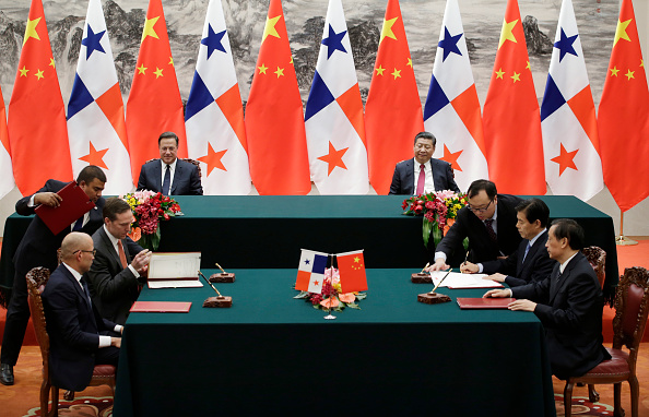 Le président du Panama, Juan Carlos Varela (G) et le président chinois Xi Jinping (D) assistent à une cérémonie de signature le 17 novembre 2017 à Beijing, en Chine. Le président du Panama est en visite pour des entretiens bilatéraux, cinq mois après l'établissement des relations diplomatiques entre les deux pays. 
(Jason Lee-WPA Pool / Getty Images)
