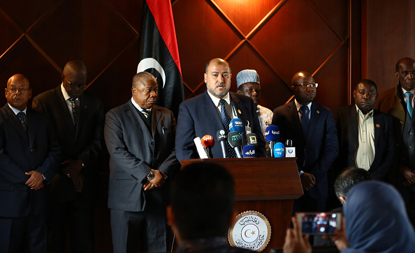 Salah Abu-Raguigah (C), chef du département des affaires africaines du ministère libyen des Affaires étrangères dans le gouvernement de l'accord national, prononce une déclaration à la presse en présence des ambassadeurs africains en Libye le 19 novembre 2017 à Tripoli. 
(MAHMUD TURKIA / AFP / Getty Images)