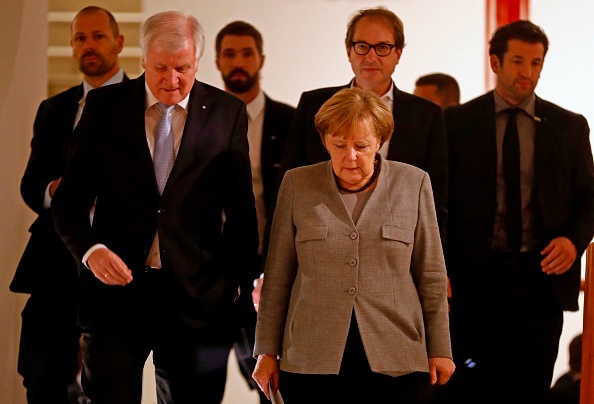 Le président du parti de l'Union chrétienne-chrétienne bavaroise (CSU), Horst Seehofer (L) et chancelier allemand et leader du parti de l'Union chrétienne-démocrate (CDU), Angela Merkel, discute avec des membres de partis de coalition potentiels un nouveau gouvernement le 19 novembre 2017 à Berlin. Les pourparlers difficiles pour former le prochain gouvernement de l'Allemagne se sont prolongés jusqu'à des heures tardives, mettant l'avenir politique de la chancelière Angela Merkel dans la balance puisque l'échec de produire un accord pourrait forcer des élections rapides. 
(ODD ANDERSEN / AFP / Getty Images)