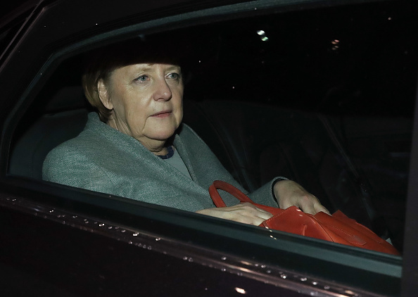 La chancelière allemande et leader des démocrates-chrétiens allemands (CDU) Angela Merkel quitte tôt le matin après l'effondrement des négociations de coalition suite au retrait du Parti démocratique libéral (FDP) le 20 novembre 2017 à Berlin, Allemagne. Les chrétiens-démocrates allemands (CDU), son parti frère, les chrétiens-démocrates bavarois (CSU), le Parti libéral démocrate (FDP) et le Parti des Verts (Buendnis 90 / Die Gruenen) ont entamé trois semaines de négociations difficiles qui ont pris fin aujourd'hui. le FDP a annoncé qu'il ne pouvait pas trouver un terrain d'entente suffisant avec les autres parties. La situation rend maintenant le prochain gouvernement allemand incertain. 
(Sean Gallup / Getty Images)