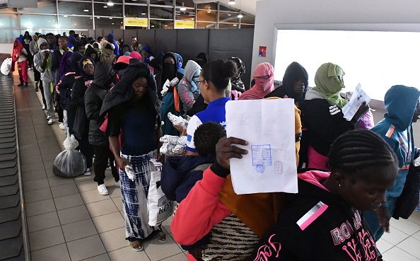 Les migrants ivoiriens rentrant de Libye pour être rapatriés dans leur pays arrivent à l'aéroport d'Abidjan le 20 novembre 2017. 
(ISSOUF SANOGO / AFP / Getty Images)