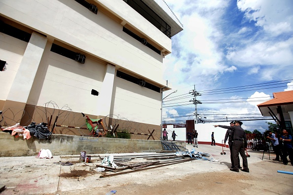 La police signale des trous par lesquels 20 Ouïghours se sont échappés d'un centre de rétention administrative dans le district de Sadao dans la province de Songkhla au sud de la Thaïlande le 21 novembre 2017. Une "chasse à l'homme" est en cours.
(TUWAEDANIYA MERINGING / AFP / Getty Images)
