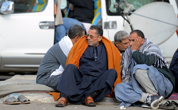Des proches des victimes de l'attentat de la mosquée du nord du Sinaï attendent devant l'hôpital universitaire de Suez dans la ville portuaire d'Ismaïlia.
(MOHAMED EL-SHAHED / AFP / Getty Images)