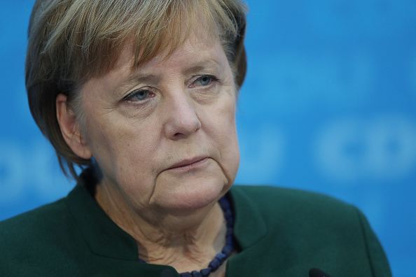 Angela Merkel, chancelière allemande et leader des chrétiens démocrates allemands (CDU), s'adresse aux médias à l'issue d'une réunion de la direction de la CDU le 27 novembre 2017 à Berlin, en Allemagne. Merkel a annoncé que son parti poursuivrait une coalition avec les sociaux-démocrates allemands suite à l'échec des négociations de coalition la semaine dernière entre la CDU, les démocrates-chrétiens bavarois (CSU), le Parti des Verts et le Parti libéral démocrate (FDP). 
(Sean Gallup/Getty Images)
