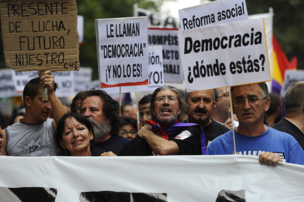Les gens manifestent contre la réforme de la constitution espagnole.
 (PIERRE-PHILIPPE MARCOU / AFP / Getty Images)

