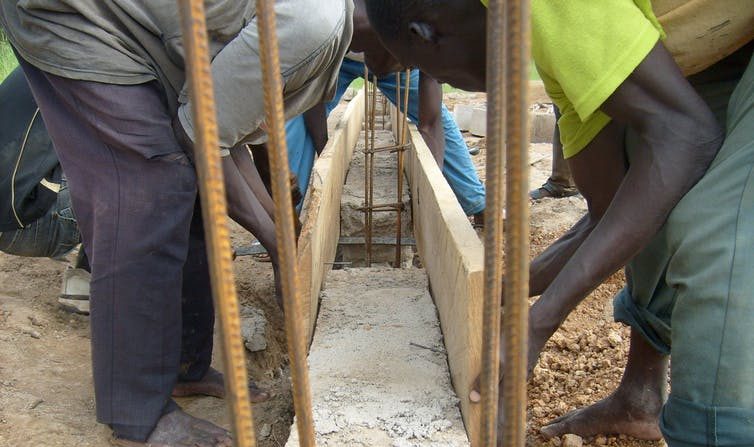 Construction d'un dispensaire à Cassou, Ziro, Brukina Faso. (Preci/Flickr, CC BY-NC-ND)