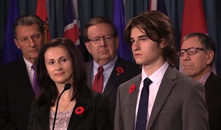 La veuve de Segueï Magnitski, Natalia, et leur fils, Nikita, participent à une conférence de presse le 1er novembre 2017 à Ottawa. En arrière-plan, Irwin Cotler, ex-ministre de la Justice (droite) ; Percey Downe, sénateur (centre) ; et le député John McKay. (Limin Zhou/NTD Television)