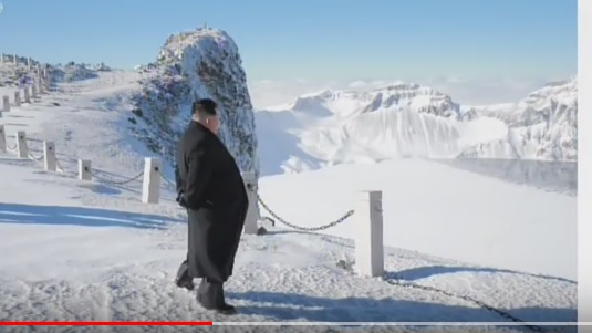 Kim Jong au sommet de la « montagne sacrée (Capture d'écran Vidéo de YouTube)