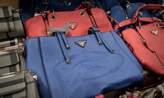 Des sacs à main Prada contrefaits exposés, suite à une saisie record, lors d'une conférence de presse au siège des douanes à Hong Kong, le 6 août 2015. (Philippe Lopez / AFP / Getty Images)