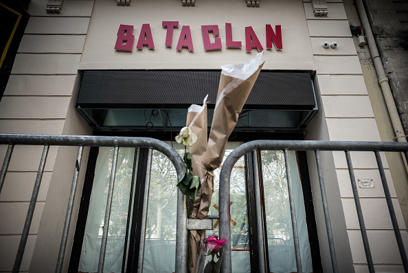 Des fleurs déposées devant la salle de concert du Bataclan le 1er novembre 2016, l'une des cibles des attaques terroristes du 13 novembre 2015, au cours desquelles 130 personnes ont été tuées. (Photo : PHILIPPE LOPEZ / AFP / Getty Images)