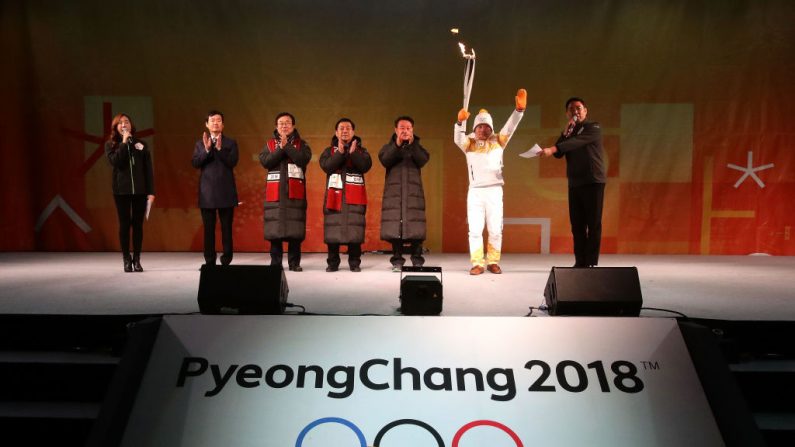 Le porteur du flambeau Yang Jung-Mo tient le flambeau des Jeux olympiques d'hiver de PyeongChang 2018 pendant le relais de la flamme des Jeux olympiques d'hiver de PyeongChang 2018, le 4 novembre 2017, à Busan, en Corée du Sud. (Chung Sung-Jung-Jun/Getty Images) 