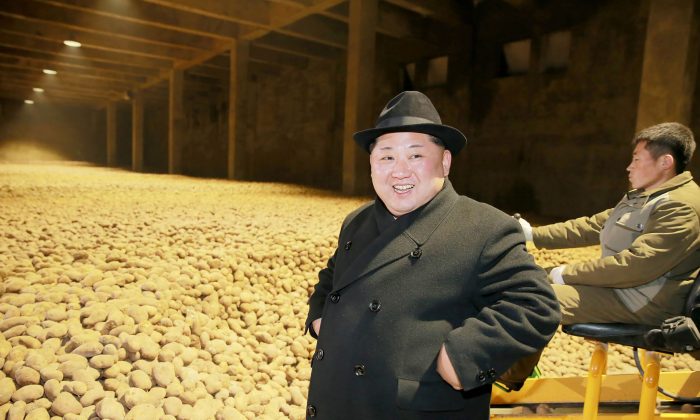 Le dictateur nord-coréen Kim Jong-un (à g.) inspecte la nouvelle usine de production de farine de pommes de terre à Samjiyon, dans la province nord-coréenne du Ryanggang, le 6 décembre 2017. (STR / AFP / Getty Images)