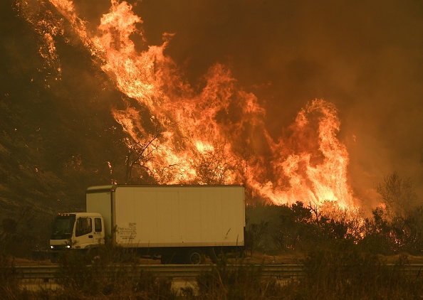 Des automobilistes californiens ont passé un brasier mercredi alors que des feux de forêt soufflaient dans la région de Los Angeles. 
(MARK RALSTON / AFP / Getty Images)