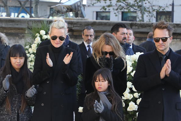 Laeticia Hallyday, ses filles Jade et Joy, David Hallyday, Laura Smet aux obsèques de Johnny Hallyday, le 9 décembre 2017 à Paris. (LUDOVIC MARIN/AFP/Getty Images)