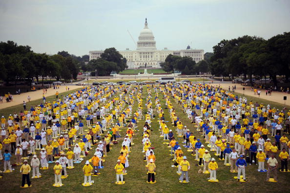 Des centaines de pratiquants de Falun Gong méditent à Washington pour commémorer le 10e anniversaire du début de la persécution en Chine, le 17 juillet 2009. (Tim Sloan / AFP / Getty Images)