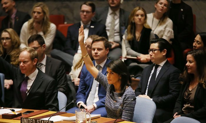 Nikki Haley, l'ambassadrice des États-Unis auprès des Nations unies, vote avec d'autres membres du Conseil de sécurité des Nations Unies pour imposer de nouvelles sanctions contre la Corée du Nord à New York le 22 décembre 2017. (Spencer Platt/Getty Images)
