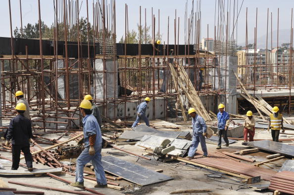 Les ouvriers chinois de la société China State Construction Engineering Corporation (CSCEC) travaillent à Addis-Abeba, la capitale de l'Éthiopie, le 30 janvier 2010 (Simon Maina / AFP / Getty Images)