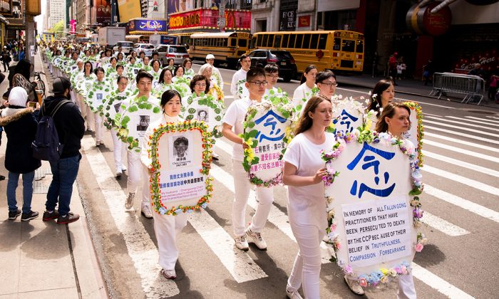 Les pratiquants de Falun Gong portent des couronnes mortuaires avec des photos de pratiquants qui ont été tués en Chine, lors d'un défilé à New York tenu le 12 mai 2017. (Samira Bouaou / Epoch Times)