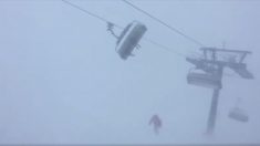 VIDÉO – Ces skieurs se sont retrouvés coincés sur un télésiège en pleine tempête Eleanor