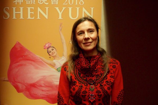Une danseuse russe noue avec la culture de la Chine ancienne