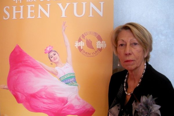 Une fonctionnaire retraitée fait l’éloge du caractère traditionnel de Shen Yun
