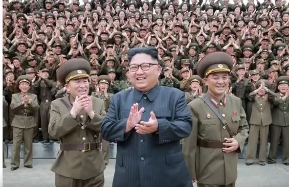 Le leader nord-coréen Kim Jong-un applaudit avec des officiers militaires du Commandement de la Force stratégique de l'Armée populaire coréenne (KPA) à un endroit inconnu en Corée du Nord sur cette photo non datée publiée par l'Agence centrale de presse coréenne (KCNA) le 15 août 2017. (Capture d’écran de You Tube