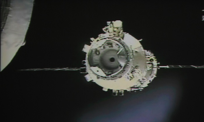 Une photo montrant le point de vue du vaisseau spatiale Shenzhou-9 approchant la spatiale Tiangong-1 le 18 juillet 2012. La Chine a officiellement déclaré avoir perdu le contrôle de la station spatiale le 21 mars 2016. (STR/AFP/Getty Images)