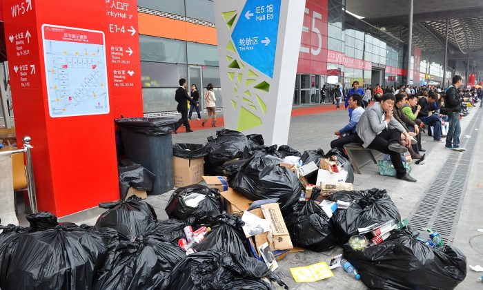 Des sacs à ordures en face du salon Shanghai Auto Show à Shanghai, le 21 avril 2011. (Philippe Lopez / AFP / Getty Images)