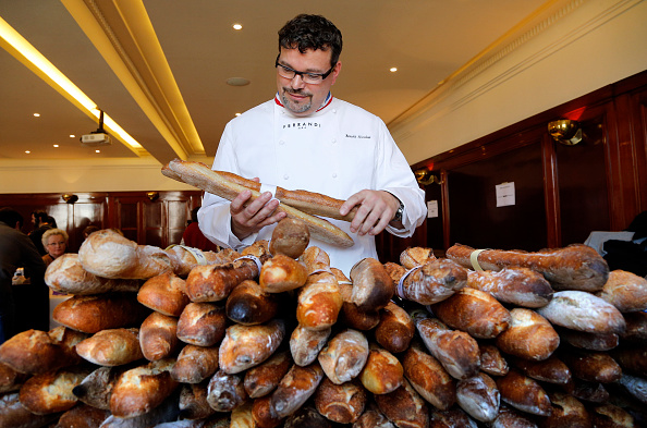 Le chef français Benoit Nicolas, meilleur ouvrier de France en 2015, teste des baguettes lors du Grand Prix de la baguette traditionnelle française à Paris. 
(FRANCOIS GUILLOT / AFP / Getty Images)