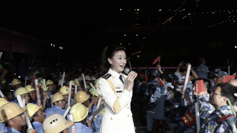 Song Zuying, chanteuse folklorique chinoise, chante pour les ouvriers et le personnel militaire sur le récif Fiery Cross, le 2 mai 2016. Ce récif fait partie des îles Spratly revendiquées par la Chine dans la mer de Chine méridionale. (STR / AFP / Getty Images)
