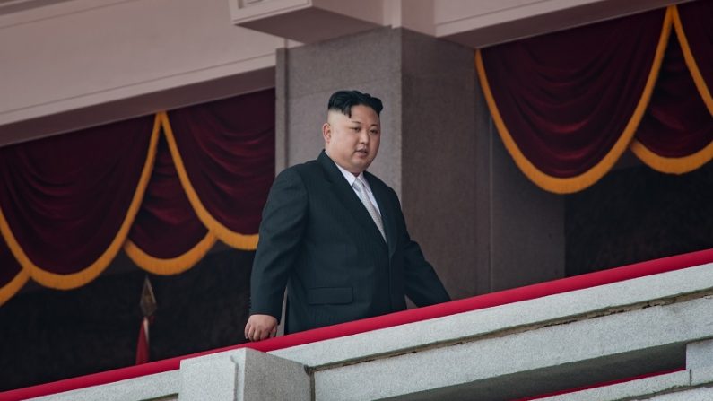 Le dirigeant de Corée du Nord Kim Jong Un marche sur le balcon de la Grande Maison des études du peuple après une parade militaire à Pyongyang le 15 avril 2017. (Ed Jones/AFP/Getty Images)