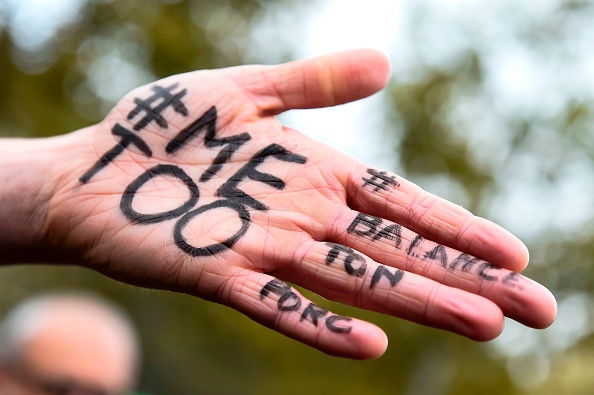 Les messages "#MeToo" et #Balancetonporc sur la main d'un manifestant lors d'un rassemblement contre les violences sexuelles et sexistes appelé par le Collectif des Effronte-es, place de la République place à Paris le 29 octobre 2017.

#MeToo hashtag, est la campagne qui encourage les femmes à dénoncer les expériences d'abus sexuels qui ont balayé les médias sociaux à la suite de la vague d'allégations visant le producteur hollywoodien Harvey Weinstein.
  (BERTRAND GUAY / AFP / Getty Images)