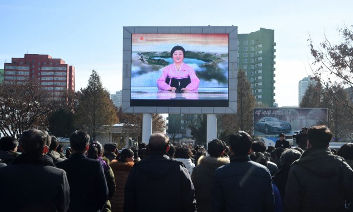 Les habitants de Pyongyang visionnent sur grand écran près de la gare ferroviaire de Pyongyang le lancement du nouveau missile balistique intercontinental Hwasong-15 à Pyongyang le 29 novembre 2017. Le leader nord-coréen Kim Jong-un a déclaré, le 29 novembre, que son pays était devenu un État nucléaire à part entière après avoir réussi le lancement de son nouveau missile capable de frapper n'importe où aux Etats-Unis. (KIM WON-JIN/AFP/Getty Images)