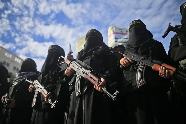 Des femmes djihadistes armées de kalachnikovs.
(MOHAMMED ABED/AFP/Getty Images)