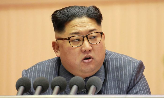 Cette photo de l'Agence centrale de presse officielle de Corée du Nord (KCNA) prise, le 23 décembre 2017, et publiée, le 24 décembre 2017, montre le leader nord-coréen Kim Jong-un lors de la Cinquième conférence des présidents du Parti du travail de Corée (AFP/Getty Images via KCNA).