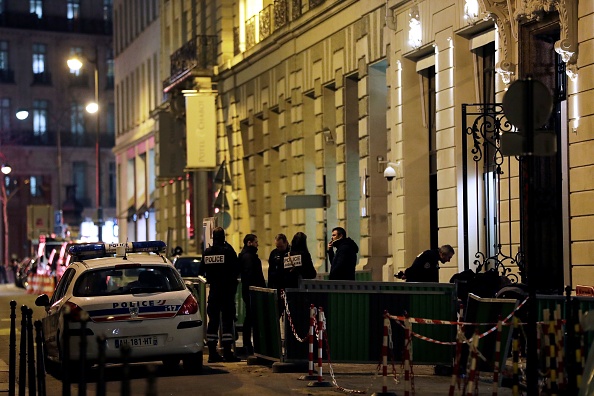 La police se trouve rue Cambon à l'entrée arrière de l'hôtel de luxe Ritz à Paris le 10 janvier 2018, après un braquage.
Après avoir brisé les vitres du célèbre hôtel Ritz à Paris le 10 janvier, des bandits armés de haches se sont emparés de bijoux d'une valeur de plusieurs millions d'euros, a annoncé la police, ajoutant que trois suspects avaient été arrêtés. 
(THOMAS SAMSON / AFP / Getty Images)