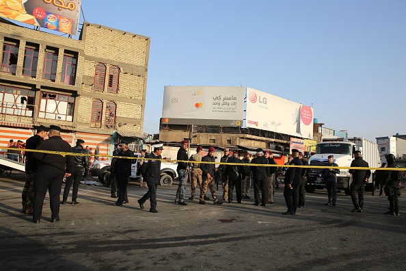 Les forces de sécurité irakiennes bouclent la zone où un double attentat suicide a tué plus de 20 personnes dans le centre de Bagdad le 15 janvier 2018, la deuxième attaque de ce type dans la capitale irakienne en trois jours. Il n'y avait pas de revendication immédiate de responsabilité, mais la plupart de ces attaques en Irak sont le fait du groupe djihadiste de l'Etat islamique. 
(SABAH ARAR / AFP / Getty Images)