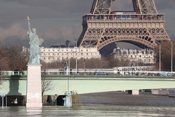 Vue de la statue de la Liberté sur l’île aux Cygnes et de la Tour Eiffel, Paris, le 26 janvier 2018. (LUDOVIC MARIN/AFP/Getty Images)