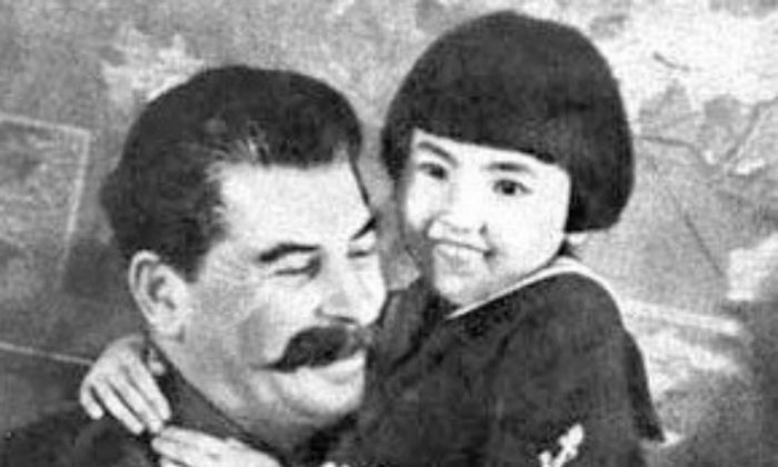 Une affiche iconique du dictateur soviétique Joseph Staline, posant avec une petite fille nommée Gelya. Cette affiche fait partie de la propagande communiste pour montrer Staline tel un père pour son peuple. En réalité, Staline a probablement tué les deux parents de Gelya. (Avec l'aimable autorisation de William Vollinger)