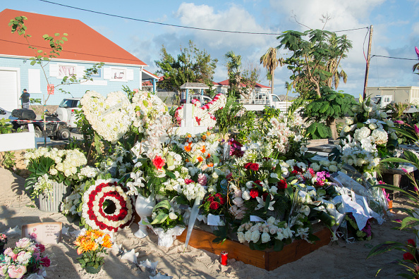   La tombe de Johnny  sans cesse fleurie (Photo HELENE VALENZUELA/AFP/Getty Images)